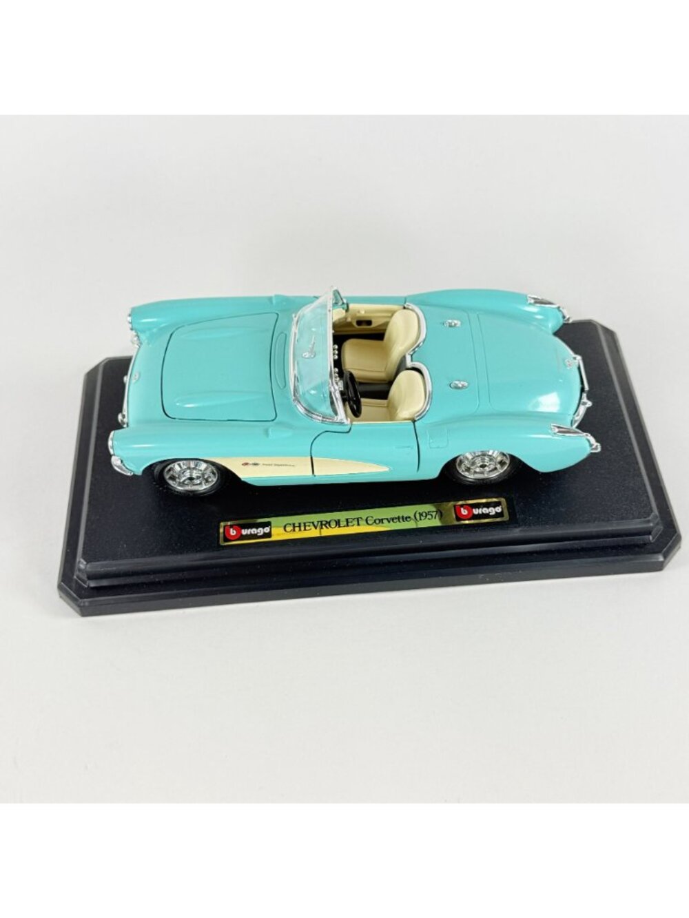 Burago Chevrolet Corvette 1957 1:18 Diecast Model Car Special Collection Mint Bo